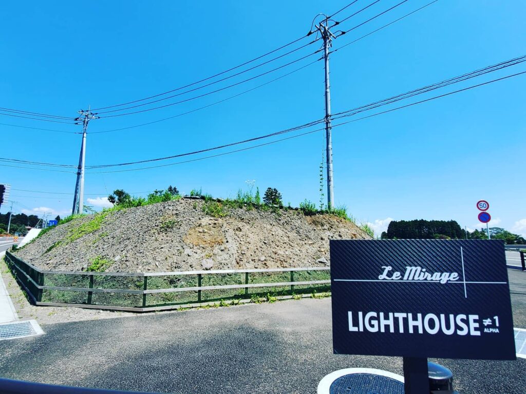 プレミアム賃貸ガレージハウス「Le Mirage」、新プロジェクト「LIGHTHOUSE」建設予定地です。新御殿場IC至近、富士の絶景を独り占めする完全独立戸建。国内随一の高級ガレージハウスが誕生します。250㎡超のガレージ＆居住空間、100㎡超のプライベートガーデン、ジャグジー付きのスカイテラス。魅力は多々ありますが、ガラス越しの愛車たちを眺めるリビングが主役です。.#mirage#mirageautodesign#garagelife#garagehouse#LIGHTHOUSE#ミラージュグループ#高級賃貸ガレージハウス#ガレージハウス#ガレージライフ#ライフスタイル#御殿場#小山町#FISCO#モータースポーツ#男のガレージ#男の夢#男の秘密基地#tesla#株式会社J.N.Vulcan