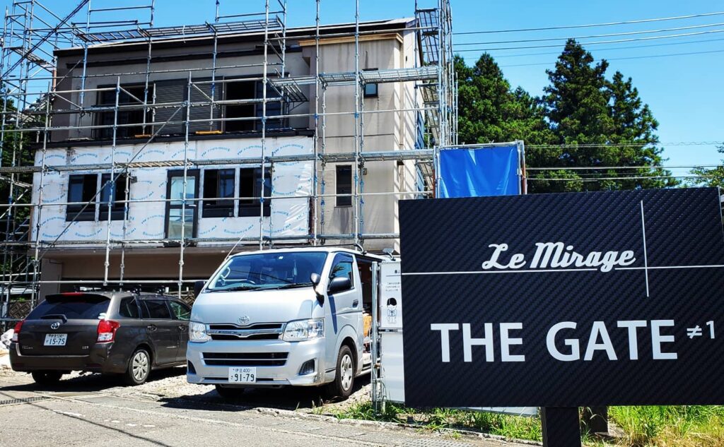 プレミアム賃貸ガレージハウス「Le Mirage」、新プロジェクト「The GATE」建設中です。御殿場ICより2分、御殿場と箱根の両エリアを手中に収める、完全独立戸建のデザイナーズガレージハウスが誕生します。車両6台駐車可能、プライベートガーデン、富士を望むスカイテラス付き、漆黒のガレージハウス。.#mirage#mirageautodesign#garagelife#garagehouse#The GATE#ミラージュグループ#高級賃貸ガレージハウス#ガレージハウス#ガレージライフ#ライフスタイル#御殿場#小山町#FISCO#モータースポーツ#男のガレージ#男の夢#男の秘密基地#tesla#株式会社J.N.Vulcan