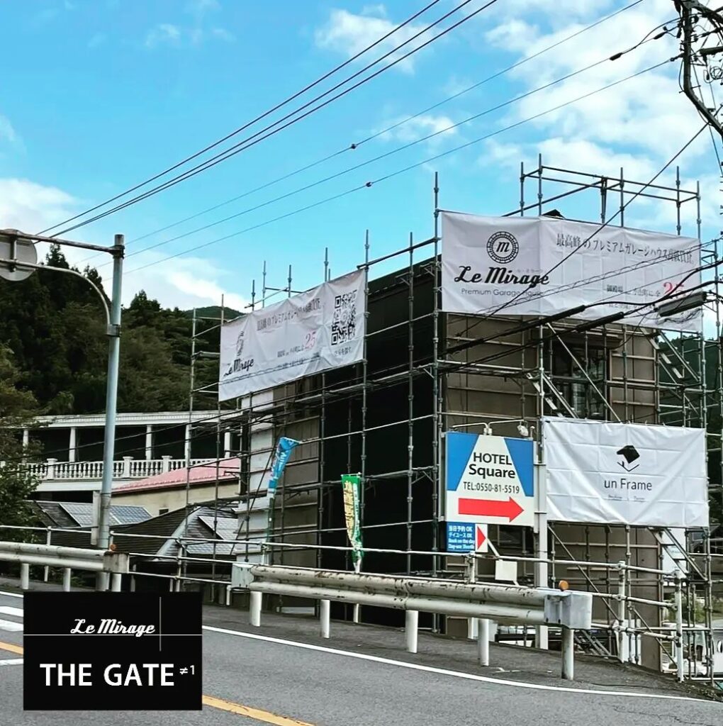 「THE GATE」の外壁工事がスタートしました。東名御殿場IC出口から乙女峠に向かって2分、不世出の立地です。建物壁面に取り付けられたLe Mirageの横断幕が目印です。屋上のスカイテラスからは富士山がドーンと目の前に望めます。.#mirage#Le Mirage#mirageautodesign#garagelife#garagehouse#THE GATE#ミラージュグループ#ル・ミラージュ#高級賃貸ガレージハウス#ガレージハウス#ガレージライフ#ライフスタイル#御殿場#小山町#富士スピードウェイ#FISCO#モータースポーツ#男のガレージ#男の夢#男の秘密基地#tesla#株式会社J.N.Vulcan