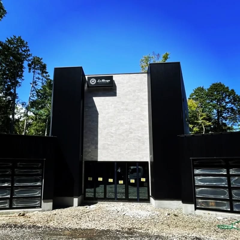 御殿場ICより至近の超大型プロジェクト、THE LAIR(ライアー)の外観となります。漆黒ガリバリウム鋼板とタイルのコントラストはLe Mirageシリーズのアイデンティティです。.#ミラージュグループ#ル・ミラージュ#高級賃貸ガレージハウス#レンタルガレージハウス#ガレージライフ#御殿場ガレージハウス#小山町ガレージハウス#富士スピードウェイ#mirage#Le Mirage#mirageautodesign#garagelife#garagehouse#FISCO#モータースポーツ#男のガレージ#男の秘密基地#株式会社J.N.VULCAN