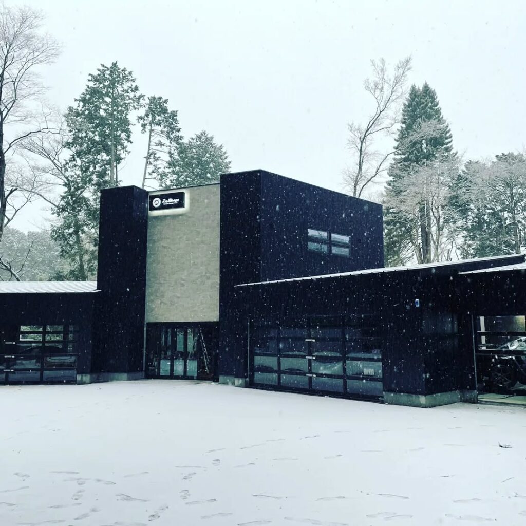 雪化粧のTHE LAIR。当社の賃貸ガレージハウスには、メンテナンスフリーのガリバリウム鋼板を活用してます。雪が止んだ翌日も安心です。.#ミラージュグループ#ル・ミラージュ#高級賃貸ガレージハウス#レンタルガレージハウス#ガレージライフ#御殿場ガレージハウス#小山町ガレージハウス#富士スピードウェイ#mirage#Le Mirage#mirageautodesign#garagelife#garagehouse#FISCO#モータースポーツ#男のガレージ#男の秘密基地#株式会社J.N.VULCAN
