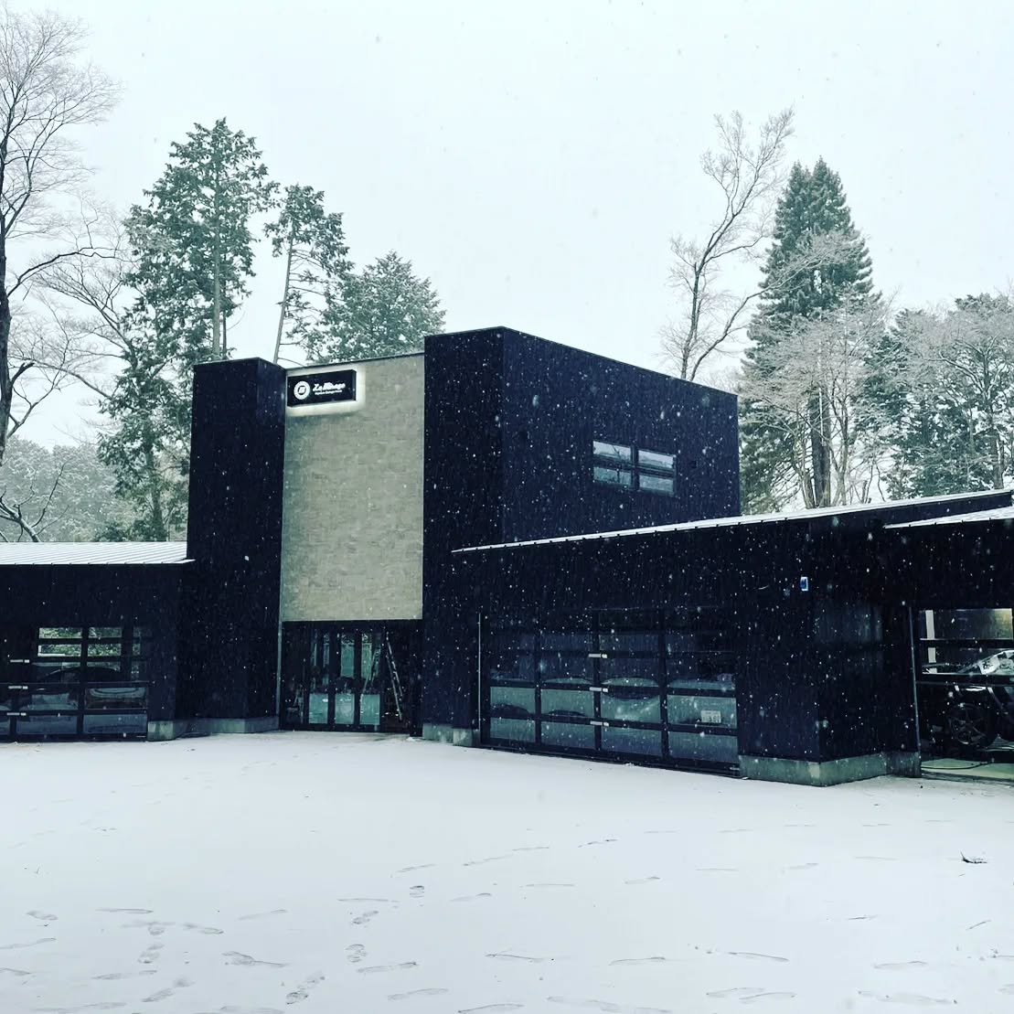 雪化粧のTHE LAIR。当社の賃貸ガレージハウスには、メンテナンスフリーのガリバリウム鋼板を活用してます。雪が止んだ翌日も安心です。.#ミラージュグループ#ル・ミラージュ#高級賃貸ガレージハウス#レンタルガレージハウス#ガレージライフ#御殿場ガレージハウス#小山町ガレージハウス#富士スピードウェイ#mirage#Le Mirage#mirageautodesign#garagelife#garagehouse#FISCO#モータースポーツ#男のガレージ#男の秘密基地#株式会社J.N.VULCAN