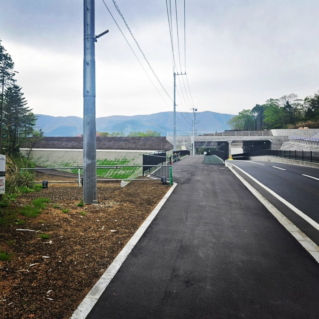 【富士小山ガレージハウス】新プロジェクト、F.F.T(全4棟)の建設予定地。富士スピードウェイ東ゲートより1分、新東名の高架手前となります。NEXCO中日本による、新東名工事の仮設道路並び近隣伐採が終わり次第の着工となります。富士スピードウェイから日本一近い賃貸ガレージハウス、募集開始をお待ちくださいませ。.#賃貸ガレージハウス#レンタルガレージハウス#ガレージライフ#御殿場ガレージハウス#富士小山ガレージハウス#富士スピードウェイ#mirage#Le Mirage#garagelife#garagehouse#FISCO