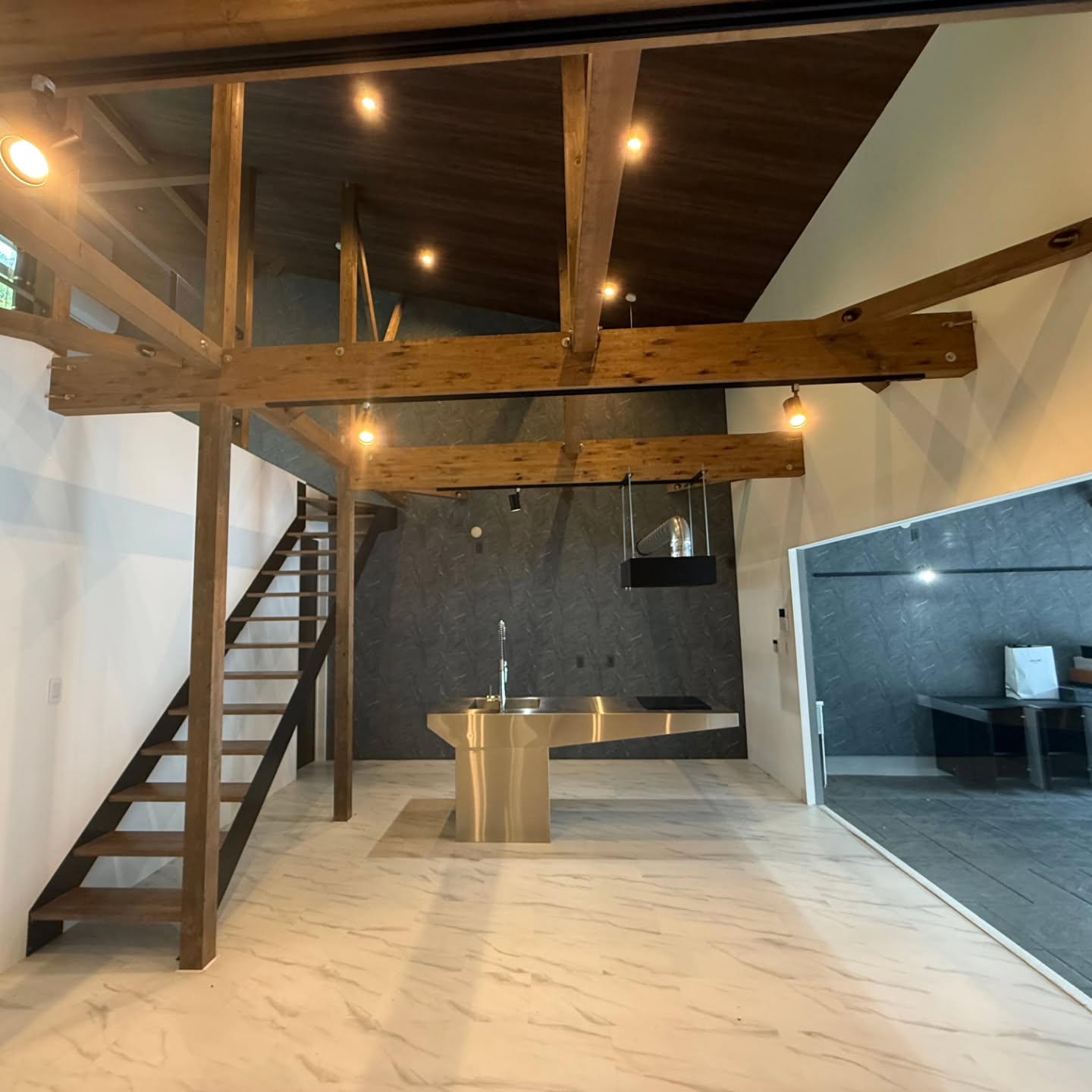 【満室】富士小山の高級賃貸ガレージハウス「EDEN」全5棟が満室となりました。現在募集中の物件は、富士ヒルサイドテラス（15棟、2026年秋〜入居可能）のみとなります。.#賃貸ガレージハウス#レンタルガレージハウス#ガレージライフ#御殿場ガレージハウス#小山町ガレージハウス#富士スピードウェイ#mirage#Le Mirage#garagelife#garagehouse#FISCO