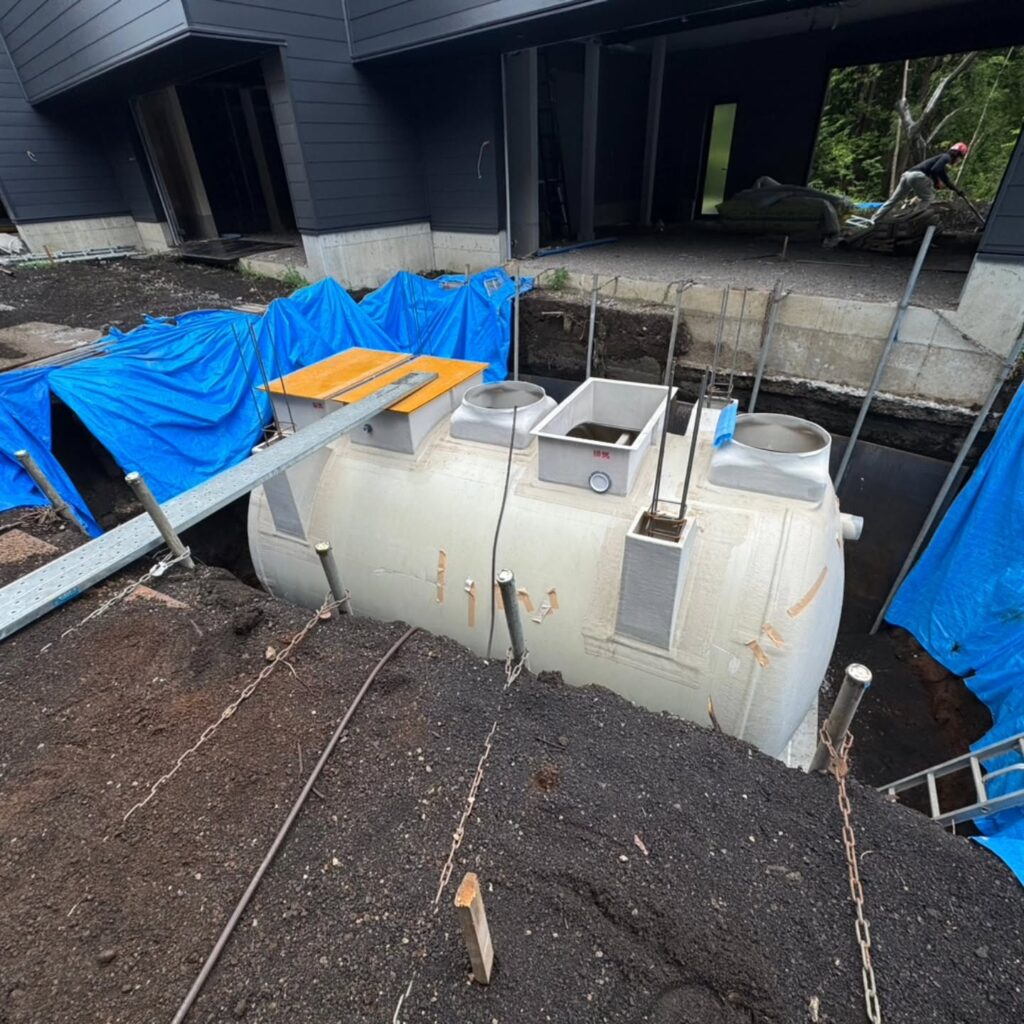 いよいよ巨大浄化槽が設置されました。全15棟の賃貸ガレージハウス、Fuji Hillside Terrace（富士ヒルサイドテラス）は本年度中のオープンを予定しております。お問合せ済みのお客様に対しましては、具体的なオープン時期が判明次第、順次ご連絡いたします。.#賃貸ガレージハウス#レンタルガレージハウス#富士スピードウェイ#FujiHillsideTerrace#富士ヒルサイドテラス