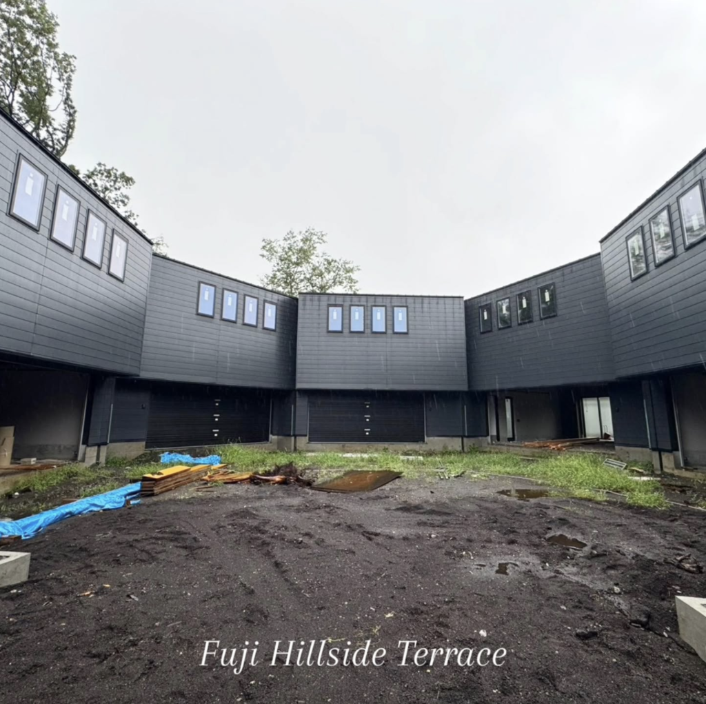 全15棟の賃貸ガレージハウス、Fuji Hillside Terrace（富士ヒルサイドテラス）の工事状況です。遅れていた部材の入荷も来月には納品され、いよいよ最終仕上げの段階です。